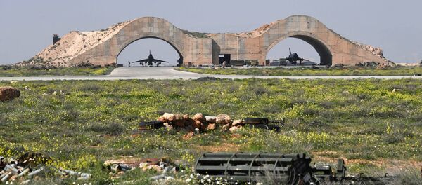 Последствия ракетного удара США по авиабазе в Сирии - Sputnik Afrique