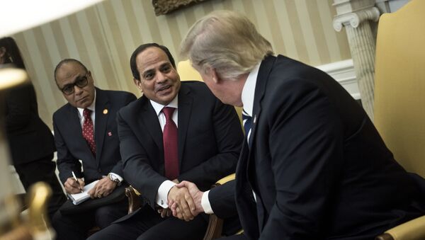 Egypt's President Abdel Fattah al-Sisi (C) and US President Donald Trump (R) shake hands in the Oval Office before a meeting at the White House April 3, 2017 in Washington, DC. - Sputnik Afrique
