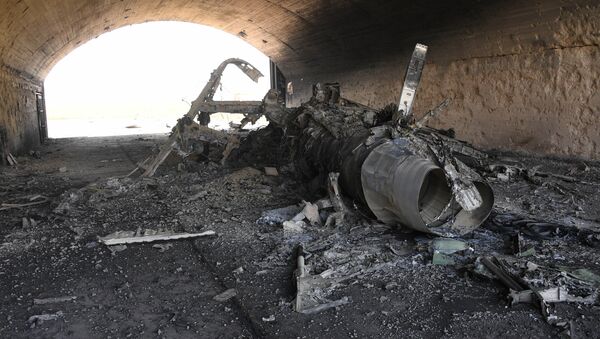 Последствия ракетного удара США по авиабазе в Сирии - Sputnik Afrique