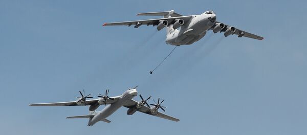 Le ravitailleur Iliouchine Il-78 et le bombardier stratégique Toupolev Tu-95MS Le ravitailleur Iliouchine Il-78 et le bombardier stratégique Toupolev Tu-95MS - Sputnik Afrique