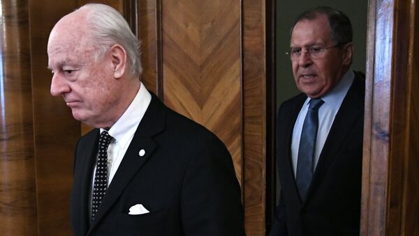 Le ministre russe des Affaires étrangères Sergueï Lavrov rencontre l'envoyé spécial chargé de la recherche d'une résolution pacifique au conflit en Syrie, Staffan de Mistura. - Sputnik Afrique