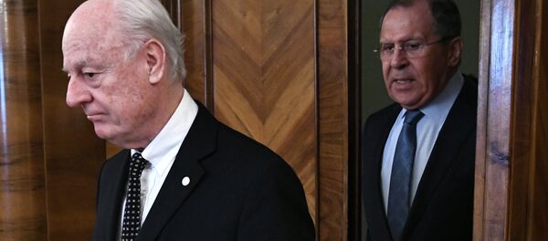 Le ministre russe des Affaires étrangères Sergueï Lavrov rencontre l'envoyé spécial chargé de la recherche d'une résolution pacifique au conflit en Syrie, Staffan de Mistura. - Sputnik Afrique