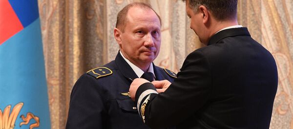 Министр транспорта РФ Максим Соколов (справа) награждает нагрудным знаком Почетный работник транспорта России Александра Каверина, машиниста электропоезда Петербургского метрополитена - Sputnik Afrique