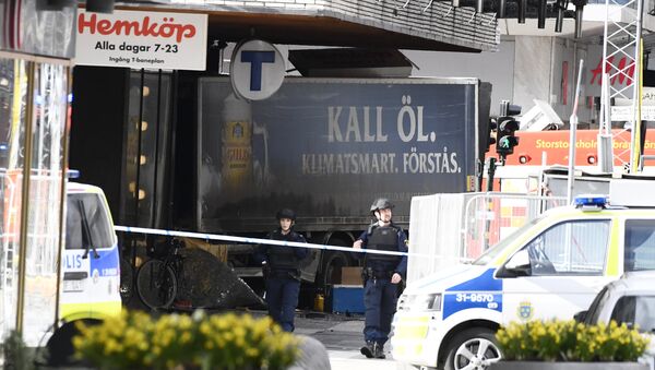 Police cordon off the truck which crashed into the Ahlens department store at Drottninggatan in central Stockholm - Sputnik Afrique
