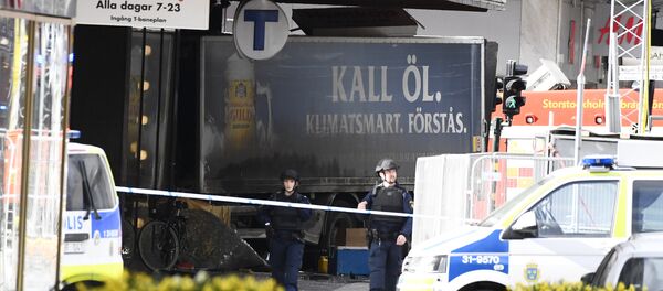 Police cordon off the truck which crashed into the Ahlens department store at Drottninggatan in central Stockholm - Sputnik Afrique