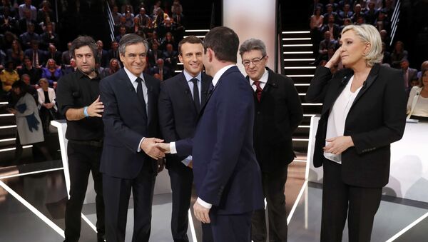 Candidates for the 2017 presidential election (LtoR) Francois Fillon, former French Prime Minister, member of the Republicans and candidate of the French centre-right, Emmanuel Macron, head of the political movement En Marche !, or Onwards !, Jean-Luc Melenchon of the French far left Parti de Gauche, Marine Le Pen, French National Front (FN) political party leader and Benoit Hamon of the French Socialist party (PS) pose before a debate organised by French private TV channel TF1 in Aubervilliers, outside Paris, France, March 20, 2017. - Sputnik Afrique