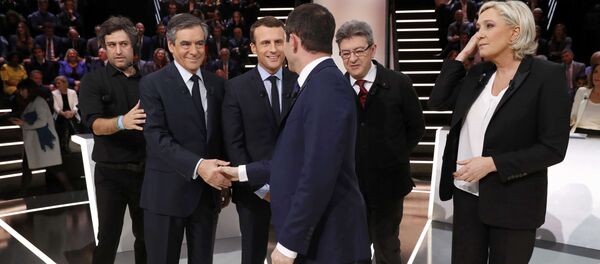 Candidates for the 2017 presidential election (LtoR) Francois Fillon, former French Prime Minister, member of the Republicans and candidate of the French centre-right, Emmanuel Macron, head of the political movement En Marche !, or Onwards !, Jean-Luc Melenchon of the French far left Parti de Gauche, Marine Le Pen, French National Front (FN) political party leader and Benoit Hamon of the French Socialist party (PS) pose before a debate organised by French private TV channel TF1 in Aubervilliers, outside Paris, France, March 20, 2017. - Sputnik Afrique