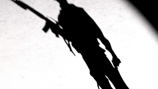 A silhouette of a man with a gun - Sputnik Afrique