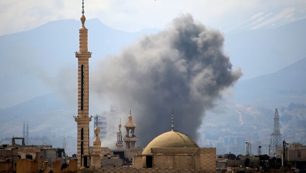 Дым после взрыва на востоке Дамаска, Сирия - Sputnik Afrique
