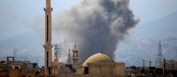 Дым после взрыва на востоке Дамаска, Сирия - Sputnik Afrique