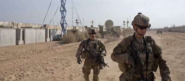 U.S. Army soldiers move through Qayara West Coalition base in Qayara, some 50 kilometers south of Mosul, Iraq, Wednesday, Nov. 9, 2016 - Sputnik Afrique