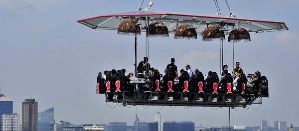 Dîner dans les airs: un restaurant «volant» ouvre ses portes en Iran Dîner dans les airs: un restaurant «volant» ouvre ses portes en Iran - Sputnik Afrique