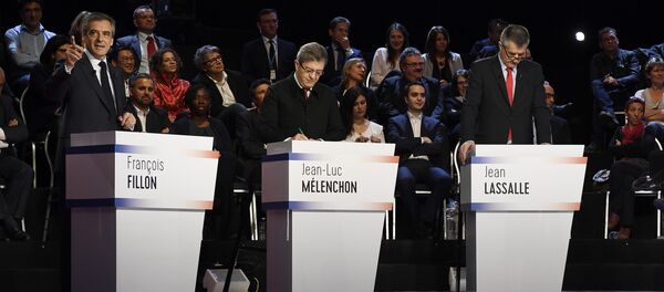 French presidential election candidate for the right-wing Les Republicains (LR) party Francois Fillon, French presidential election candidate for the far-left coalition La France insoumise Jean-Luc Melenchon and French lawmaker and independent candidate for French presidential election Jean Lassalle - Sputnik Afrique