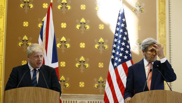 Le ministre britannique des Affaires étrangères Boris Johnson parle lors d'une conférence de presse avec l'ancien secrétaire d'État américain John Kerry - Sputnik Afrique