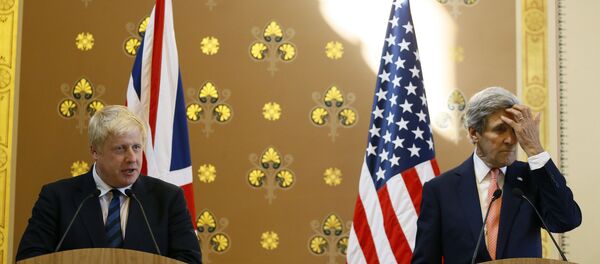Le ministre britannique des Affaires étrangères Boris Johnson parle lors d'une conférence de presse avec l'ancien secrétaire d'État américain John Kerry - Sputnik Afrique