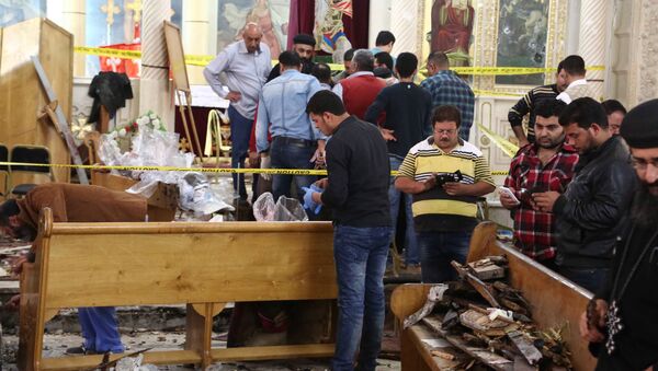 A general view shows forensics collecting evidence at the site of a bomb blast which struck worshippers gathering to celebrate Palm Sunday at the Mar Girgis Coptic Church in the Nile Delta City of Tanta, 120 kilometres (75 miles) north of Cairo, on April 9, 2017 - Sputnik Afrique