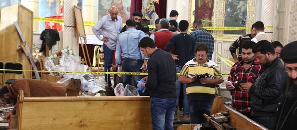 A general view shows forensics collecting evidence at the site of a bomb blast which struck worshippers gathering to celebrate Palm Sunday at the Mar Girgis Coptic Church in the Nile Delta City of Tanta, 120 kilometres (75 miles) north of Cairo, on April 9, 2017 - Sputnik Afrique