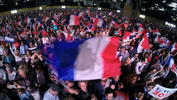 Supporters of presidential election candidate of the French centre-right, Francois Fillon wave flags at a political rally in Paris, France, April 9, 2017, - Sputnik Afrique