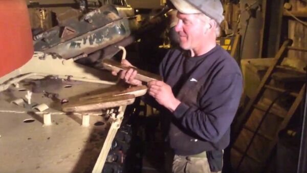 Quand un Britannique découvre des lingots d'or dans un vieux T-54 soviétique - Sputnik Afrique