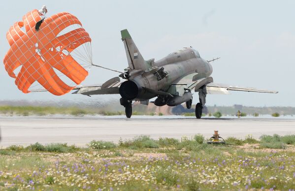 L’aérodrome syrien de Shayrat après les frappes américaines - Sputnik Afrique