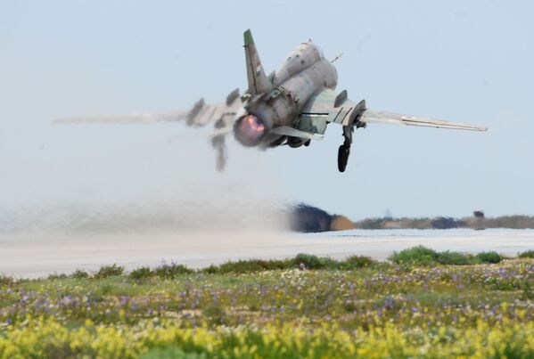 L’aérodrome syrien de Shayrat après les frappes américaines - Sputnik Afrique