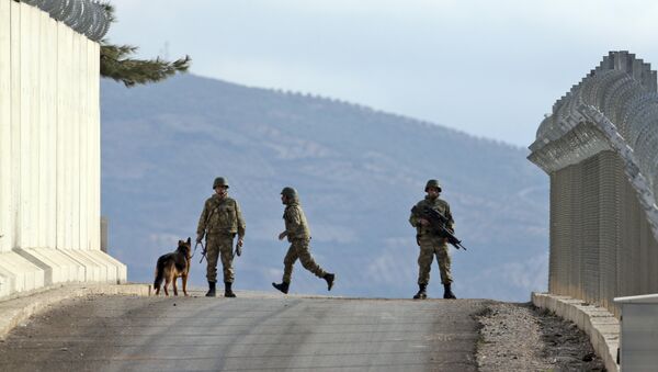 Turkish army soldiers patrol outside a military outpost near the town of Kilis, southeastern Turkey, close to the wall the country had been constructing to boost security along its border with conflict-stricken Syria, background, Thursday, March 2, 2017. - Sputnik Afrique