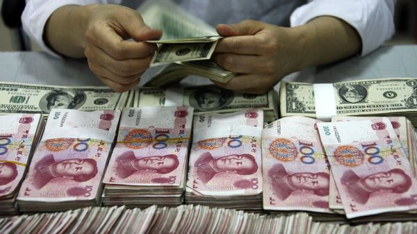 Dollars et yuans chinois comptés côte à côte dans une banque de Huaibei - Sputnik Afrique