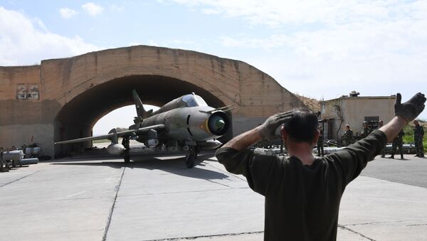 Сирийские ВВС возобновили вылеты с аэродрома Шайрат - Sputnik Afrique