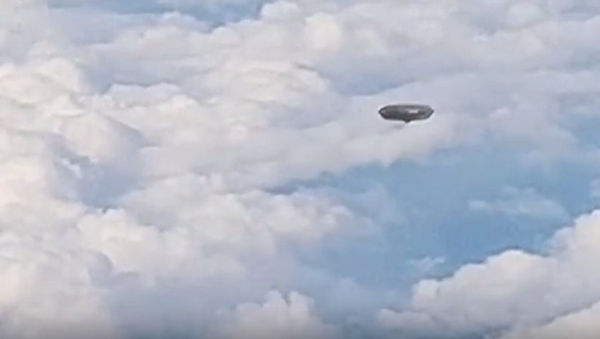 Un OVNI glisse sous l’avion quelque part au-dessus de l’Espagne (vidéo) - Sputnik Afrique