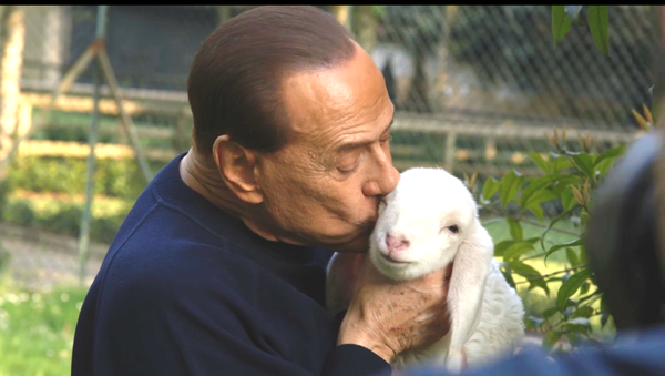 Silvio Berlusconi et un agneau - Sputnik Afrique