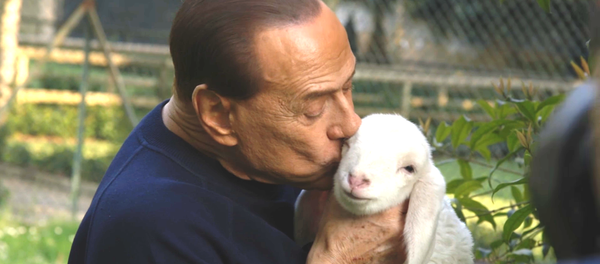Silvio Berlusconi et un agneau - Sputnik Afrique