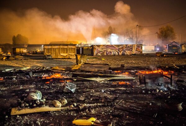 Incendie dans un camp de migrants en France - Sputnik Afrique