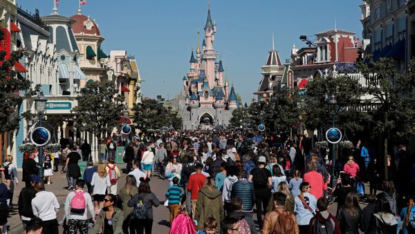 Disneyland Paris lors du 25e anniversaire du parc en avril 2017 - Sputnik Afrique