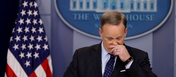 Une photo du porte-parole US en chaussures dépareillées agite la Toile Une photo du porte-parole US en chaussures dépareillées agite la Toile - Sputnik Afrique