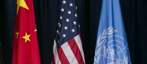 (FILES) This file photo taken on September 26, 2015 shows a staff member adjusting the flag of the United Nations before a meeting between the United States Secretary of State, Afghanistan CEO and Foreign Minister, and China Foreign Minister at the United Nations in New York. - Sputnik Afrique