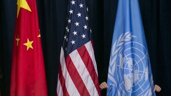(FILES) This file photo taken on September 26, 2015 shows a staff member adjusting the flag of the United Nations before a meeting between the United States Secretary of State, Afghanistan CEO and Foreign Minister, and China Foreign Minister at the United Nations in New York. - Sputnik Afrique