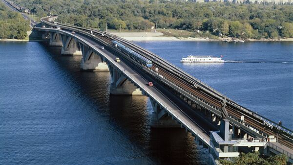 L'un des deux ponts de métro enjambant le Dniepr à Kiev - Sputnik Afrique