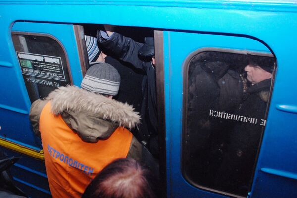 Un pousseur du métro de Kiev Un pousseur du métro de Kiev - Sputnik Afrique
