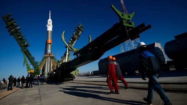 Вывоз и установка ракеты-носителя с пилотируемым кораблем Союз МС-02 на космодроме Байконур - Sputnik Afrique