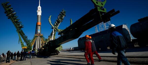 Вывоз и установка ракеты-носителя с пилотируемым кораблем Союз МС-02 на космодроме Байконур - Sputnik Afrique