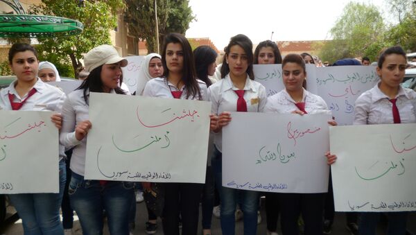 Les étudiants de Damas manifestent contre les frappes US à Shayrat - Sputnik Afrique