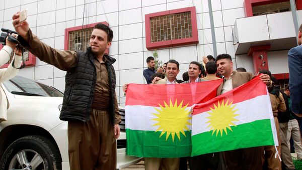 Kurdish parties take pictures with Kurdish flag at the Kirkuk Governorate Council in Kirkuk, Iraq, April 6, 2017. - Sputnik Afrique