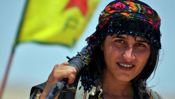 Une Kurde des Unités de défense féminines (YPJ) - Sputnik Afrique