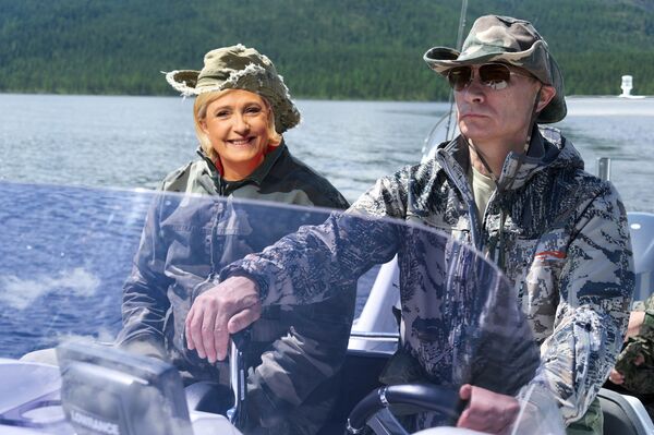 Marine Le Pen et Vladimir Poutine, collage créé par la rédaction Sputnik Marine Le Pen et Vladimir Poutine, collage créé par la rédaction Sputnik - Sputnik Afrique