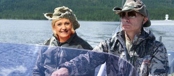 Marine Le Pen et Vladimir Poutine, collage créé par la rédaction Sputnik - Sputnik Afrique