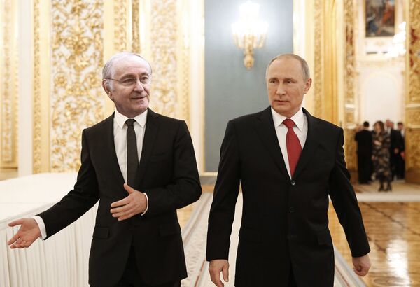 Jacques Cheminade et Vladimir Poutine, collage créé par la rédaction Sputnik Jacques Cheminade et Vladimir Poutine, collage créé par la rédaction Sputnik - Sputnik Afrique