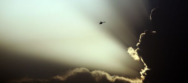 A U.S. helicopter flies during clashes between Taliban fighters and Afghan government forces in Kabul, Afghanistan, Thursday, July 17, 2014 - Sputnik Afrique