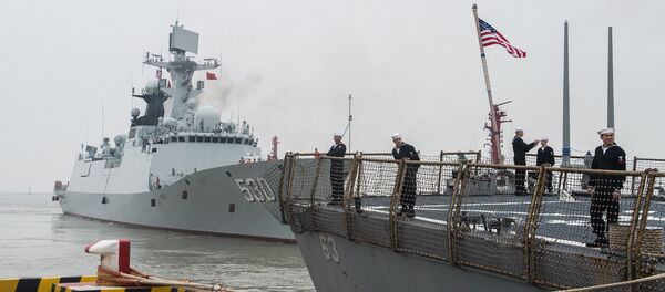 SHANGHAI (Nov. 20, 2015) Sailors aboard the forward-deployed Arleigh Burke-class guided missile destroyer USS Stethem (DDG 63) prepare to leave port while the People’s Liberation Army Navy Jiangkai II class guided-missile frigate Xuzhou (FFG 530) gets underway SHANGHAI (Nov. 20, 2015) Sailors aboard the forward-deployed Arleigh Burke-class guided missile destroyer USS Stethem (DDG 63) prepare to leave port while the People’s Liberation Army Navy Jiangkai II class guided-missile frigate Xuzhou (FFG 530) gets underway - Sputnik Afrique