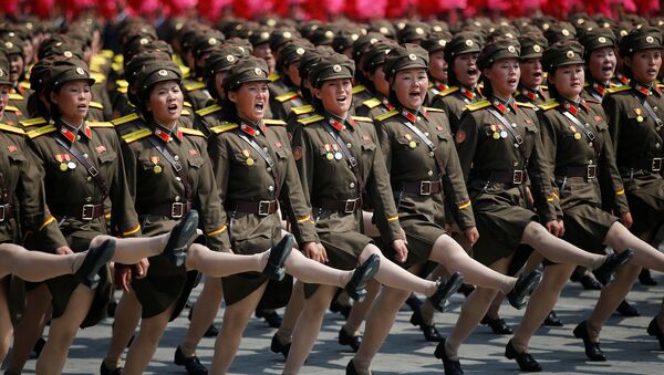 Un bataillon féminin marche lors du défilé militaire en Corée du Nord - Sputnik Afrique