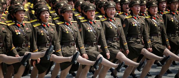 Un bataillon féminin marche lors du défilé militaire en Corée du Nord - Sputnik Afrique